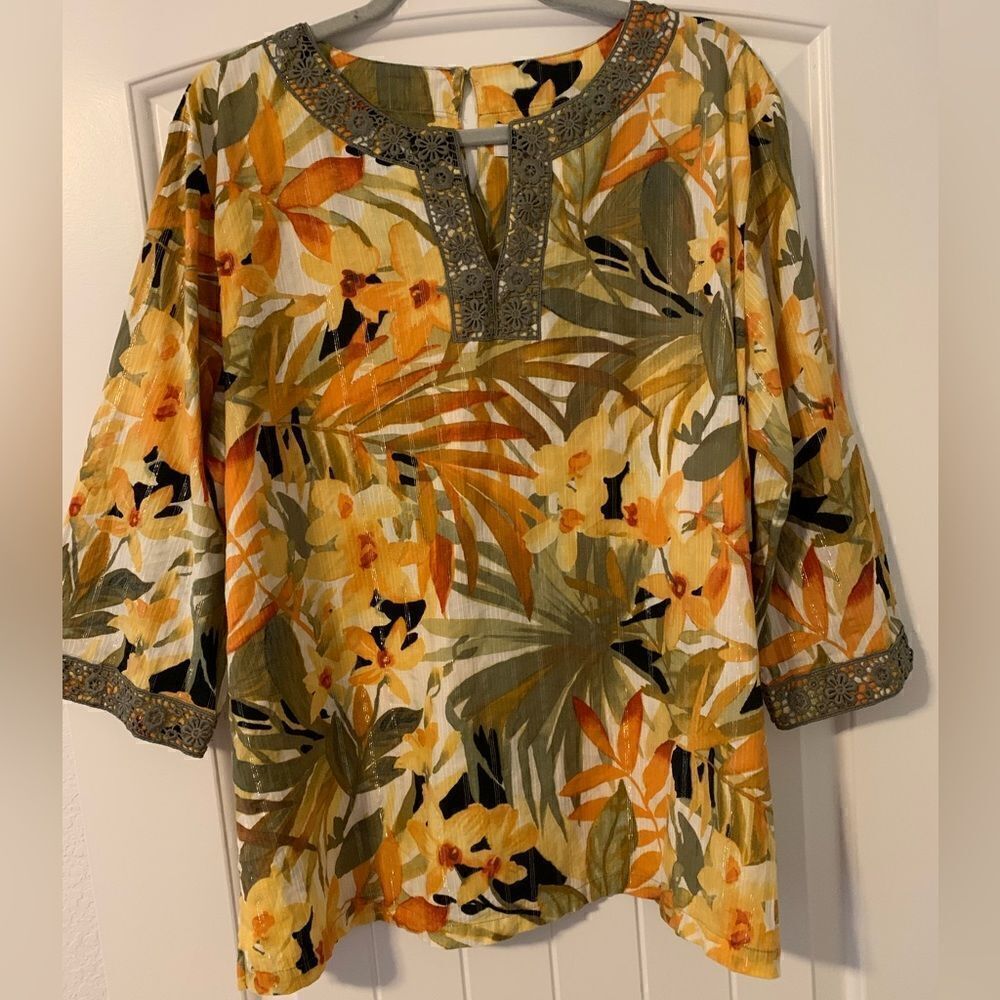 Alfred Dunner top 3/4 sleeves metallic thread. Size: 18. Crochet details.
